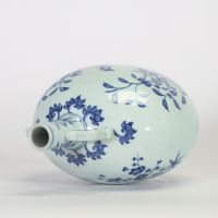 Chine, rare gourde de pèlerin en porcelaine bleu et blanc à décor d’oiseaux sur branches fleuries, dynastie Qing, probablement époque Qianlong (1736–1795).