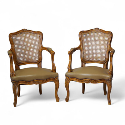 Deux fauteuils d’enfant ou de poupée.