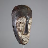 Masque Fang, Gabon, Bois ancien, patine sombre et kaolin sur le visage , traces d’usage intérieur. Ex galerie de l’Ile du Démon, Paris . H : 27 cm