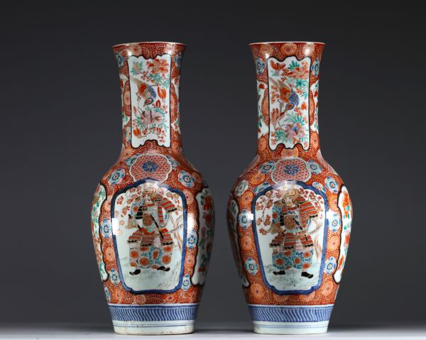 Japon - Paire de vases Imari à décor de fleurs et de guerriers Samouraï, fin XIXème.
