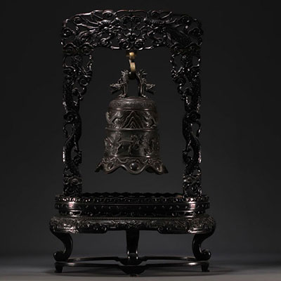 Chine - Cloche en bronze surmontée d'un dragon, supportée par un socle en bois sculpté, vers 1900.