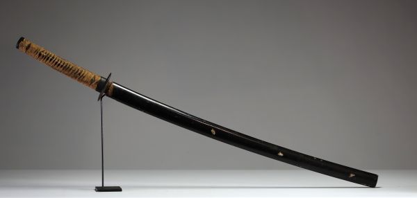 Japan - Antique katana, lacquer and mother-of-pearl inlaid scabbard, shagreen and canvas tsuka, openwork tsuba decorated with a flower, Edo period, 18th century.