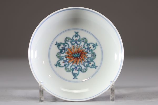Assiette en porcelaine de Chine à décor floral en émaux doucai, marque et époque Qianlong (1736–1795) Porcelaine blanche finement émaillée, décorée en émaux doucai d’un élégant motif floral symétrique