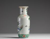 Chine - Vase en porcelaine en porcelaine polychrome famille verte au décor de courtisanes, XIXème.