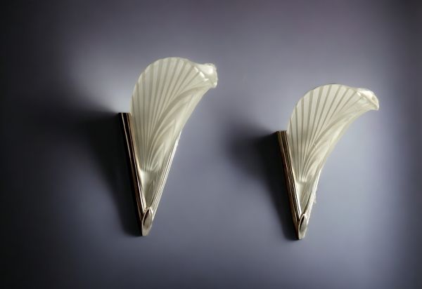 Paire d'appliques Art Déco en verre sablé, monture en bronze argenté.