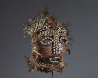 Afrique RDC - Rare masque Lega en carapace, plumes et cauris, Congo RDC.