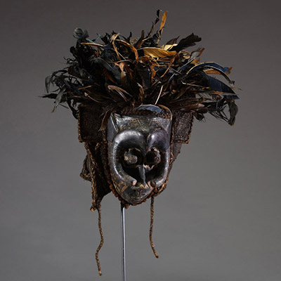 Afrique RDC - Masque « Ishyeen Imaalu » Kuba en bois sculpté et raphia surmonté d’une coiffe de plumes, Congo RDC, 1ère moitié XXème.