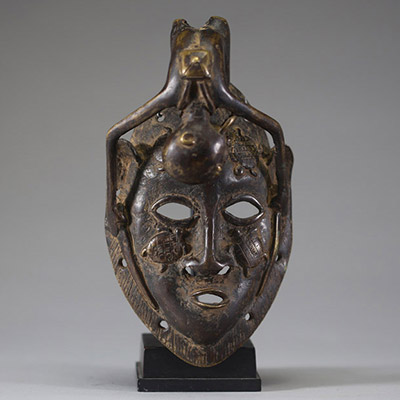 Afrique - Rare masque Dogon en bronze surmonté d’un personnage, Mali.
