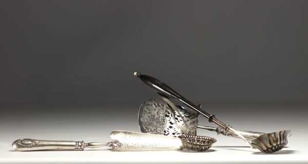 Ensemble de 4 couverts en argent massif (Petite louche, saupoudreuse et deux pelles à tarte).