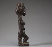 Afrique - Statue d’ancêtre Baoulé en bois sculpté, belle patine sombre, Côte d’Ivoire.