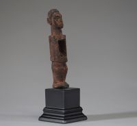 Afrique RDC - Amulette, charme Yaka en bois sculpté, Congo RDC, début XXème, sur socle.