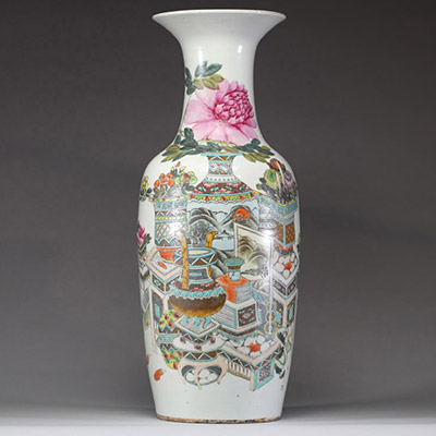 Important vase balustre en porcelaine de la famille rose, Chine, XIXe siècle Décor raffiné de mobilier lettré, de fleurs et de calligraphies sur fond blanc