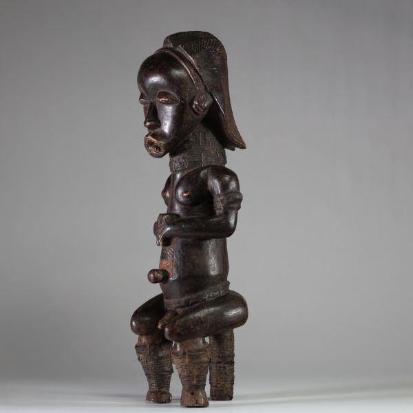Statue Fang probablement Mvaï ou Ntumu. « Eyema Byeri », Gabon , Bois ancien, patine usée par l’usage aux zones de contact. Très belle allure. H : 57 cm. Collecté sur site par A.S., St Idesbald, début des années 1950