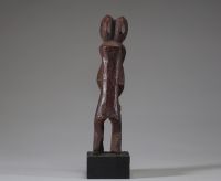 Afrique - Statuette janiforme Chamba en bois sculpté, trace d'indigo, Nigéria.