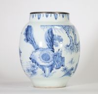 Chine, période Transition, XVIIe siècle Vase balustre en porcelaine bleu blanc à décor de dignitaires et immortels dans un paysage montagneux