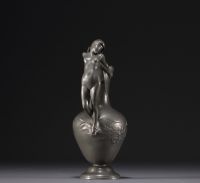 AKERMAN - Vase cruche en étain à décor d'elfe et de bébé, vers 1900.