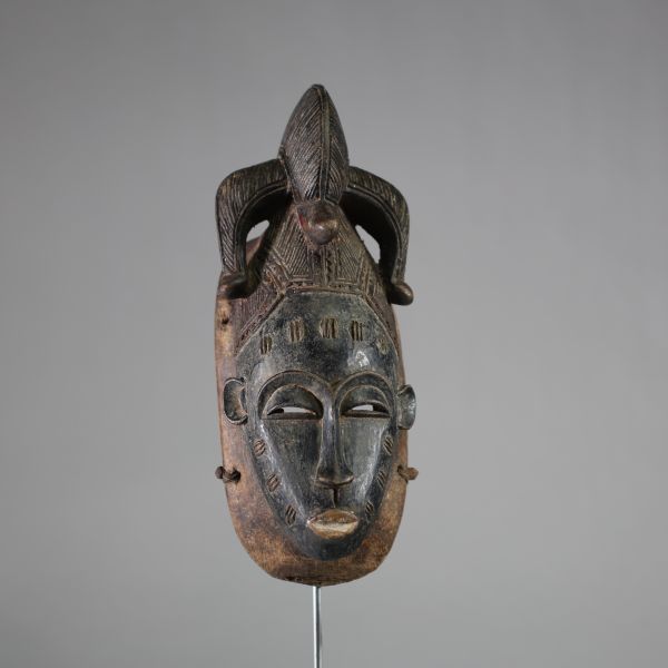 Masque Mblo ou Ndoma Baoulé,côte d’Ivoire. Bois. Très grande élégance dans les traits pour ce masque de danse. Intéressante patine sombre et profonde, traces d’usage tribal et d’ancienneté avérées. H : 34 cm. 1er tiers XXème. Collection privée Bruxelles