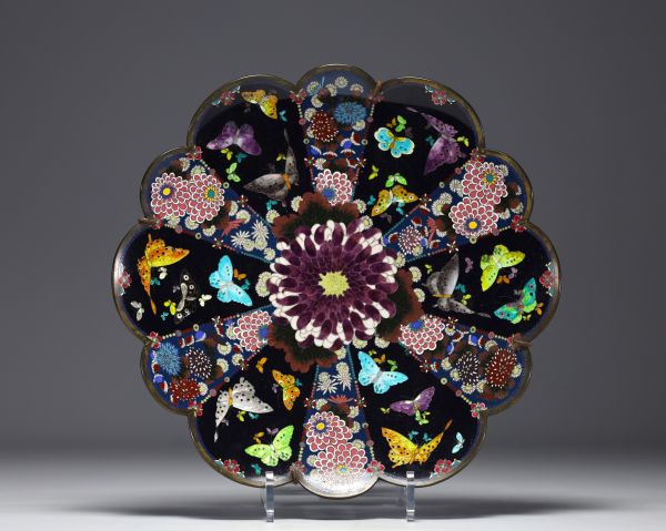 Japon - Plat en émail cloisonné à décor de fleurs et de papillons sur fond noir, Meiji.