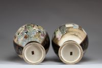Japon - Grande paire de vases en porcelaine à décor en cartouche de jeunes femmes et d'enfants, reposant sur des socles en bois d'époque Meiji, XIXe siècle.