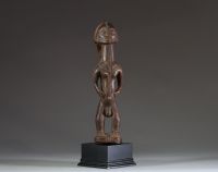 Afrique RDC - Statuette Tabwa en bois finement sculpté, Congo RDC, sur socle.