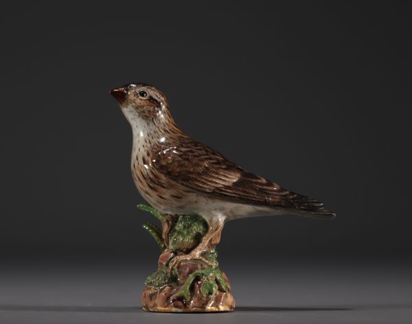 Meissen - Oiseau en porcelaine, marque aux épées sous la pièce.