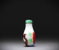 Chine - Tabatière en verre multicouche huit couleurs à décor de chimères.