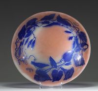 Émile GALLÉ (1846-1904) - Acid-etched multi-layered glass ceiling light decorated with blue bindweed flowers on a pink background, bronze frame, signed.