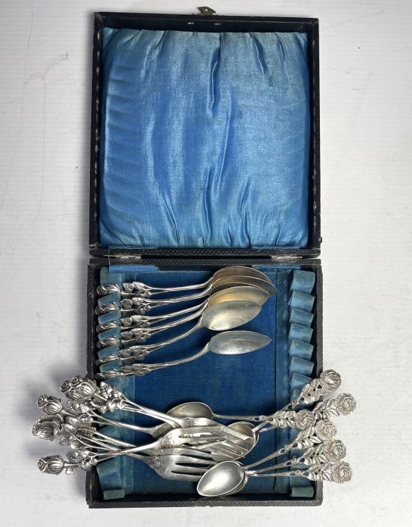 Coffret de 18 couverts à dessert en argent massif, poinçon minerve 1er titre.