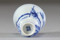 Chine – Paire de petites coupes en porcelaine blanc bleu à décor de lettrés à cheval sous les pins, marque apocryphe de Kangxi  Paire de coupes évasées en porcelaine à décor en bleu sous couv