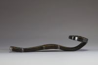 Chine - Sceptre Ruy en bronze à décor en relief de grues et de chauve souris, XVIII-XIXème.