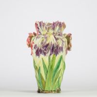 Delphin Massier (1836–1907) Vase en barbotine, Vallauris, vers 1900  Vase en céramique émaillée, décor en relief de tulipes sur fond de feuillage. Les fleurs forment les anses. Signature  sous la base : Delphin Massier / Vallauris (A.M.)