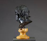 Buste de Sénèque en bronze à patine brun foncé sur socle en marbre jaune de Sienne, Italie, XVIII-XIXème.