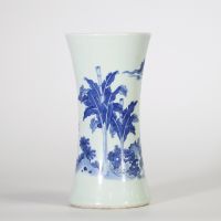 Rare vase en porcelaine de forme gu, décoré en bleu sous couverte d’une scène de guerriers dans un paysage animé de bananiers, Chine, époque Transition (vers 1644–1661).