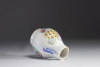Chine - Vase Hu en porcelaine polychrome à décor de calligraphie.
