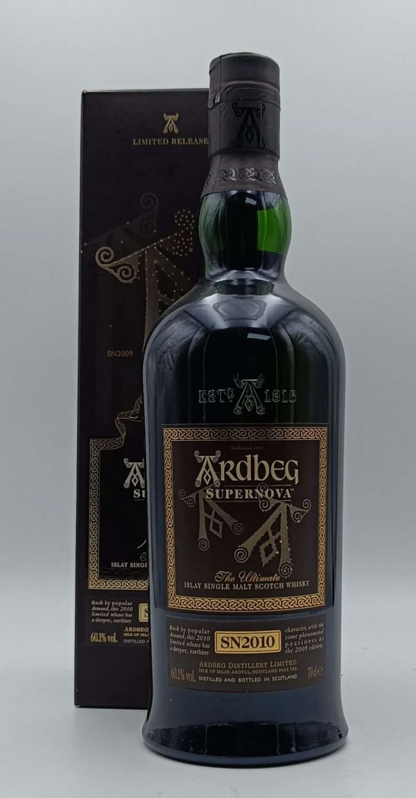 Une bouteille de Whisky Ardbeg Supernova 2010 70cl, île d’Islay, Écosse.