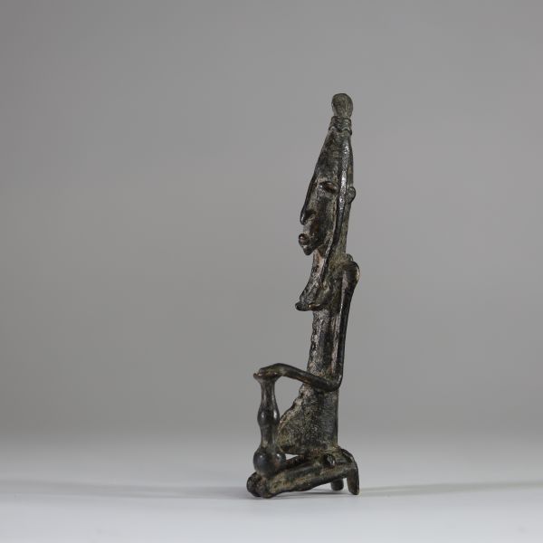 Ancien bronze Dogon, figurant un personnage agenouillé.  Mali . H : 20 cm