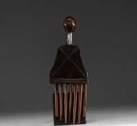 Afrique RDC - Peigne Luba/Songye en bois sculpté.