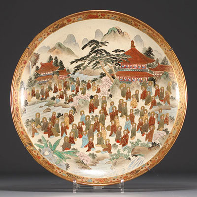 Japon - Grand plat à décor de moines, époque Meiji.