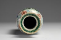 Chine - Vase en porcelaine en porcelaine polychrome famille verte au décor de courtisanes, XIXème.