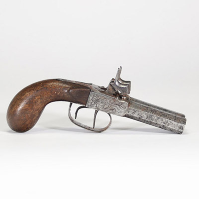  Pistolet double à percussion, canon octogonal, platines ciselées, XIXème.