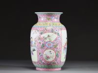 Chine - Vase en porcelaine polychrome émaillée famille rose à décor de dames, époque République.