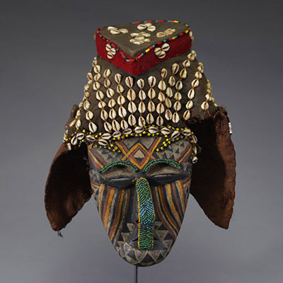 Afrique RDC - Exceptionnel masque Ngaady a mwaash Kuba en bois sculpté , cauris, tissu et raphia, 1ère moitié XXème.