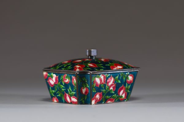 Chine - Rare boîte en argent massif et émail polychrome à décor de pêches.
