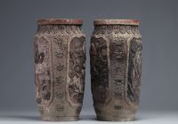 Japon - Paire de vases en grés à décor de personnages et d'animaux, époque Meiji.