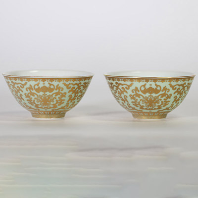 Rare paire de bols en porcelaine émaillée or sur fond céladon clair, marque et époque Daoguang (1821–1850)