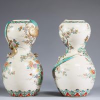 Japon - Paire de vases en porcelaine à décor en relief de feuilles et d'escargots, motif floral émaillé, marque en creux sous la base.