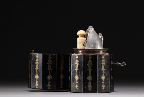 Rare coffret de voyage en bois de placage et marqueterie, couverts et timbale en argent, XIXème.