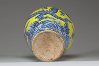 Chine – Vase de forme Meiping à décor de dragon impérial bleu sur fond jaune