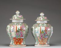 Paire de potiches couvertes en porcelaine de Canton, décor polychrome, marque aux cercles