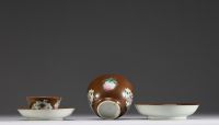 China - A pair of porcelain bowls and plates with floral and capuchin motifs, 18th century.